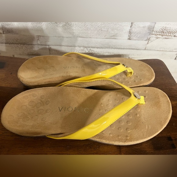 Vionic Yellow Mona W/ Button Thong Toe Post Casual Sandals.  Size 8 - Picture 2 of 7